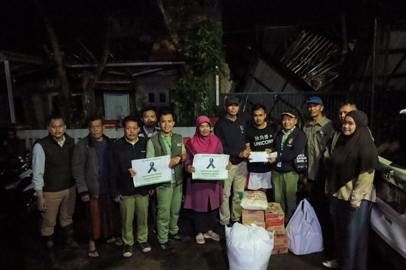 Perwakilan Taman Safari Indonesia (TSI) Bogor menyerahkan donasi untuk korban gempa Cianjur. 
