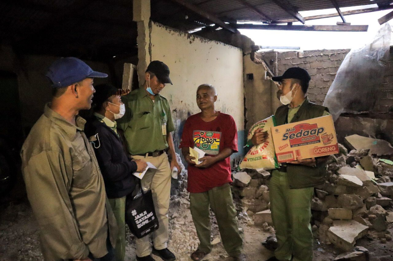 Penyaluran bantuan sosial TSI untuk korban gempa Cianjur. (*)