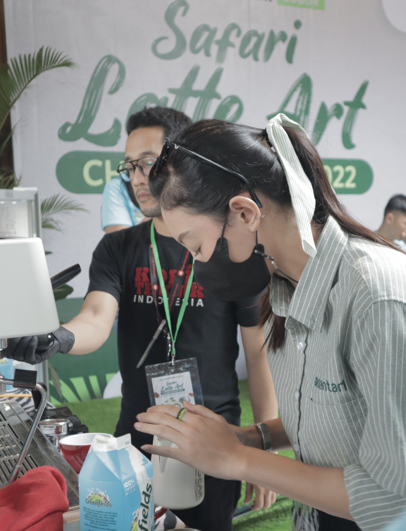 Puluhan barista beradu di Safari Latte Art 2022 di Taman Safari Indonesia (TSI) Bogor. 