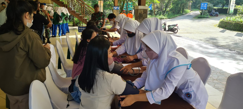 Vaksinasi booster karyawan Taman Safari Bogor di Terminal G Taman Safari Bogor. (*)