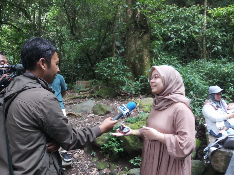 Pengunjung Curug Jaksa Taman Safari Bogor saat diwawancara Trans 7 TV. (*)