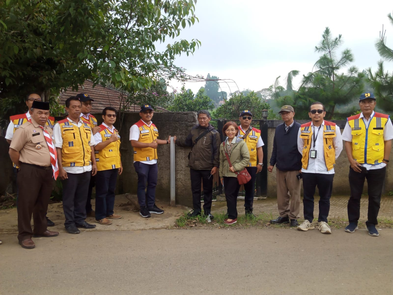 Tim Satker Kementerian PUPR bersama Taman Safari Bogor meninjau serahterima jalan program CSR. (*)