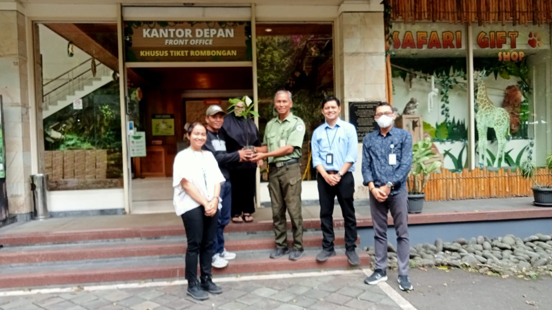 Bertekad Hijaukan Puncak, Taman Safari Indonesia Bagikan Bibit Tanaman dan Pupuk Kompos ke SMPN 2 Cisarua