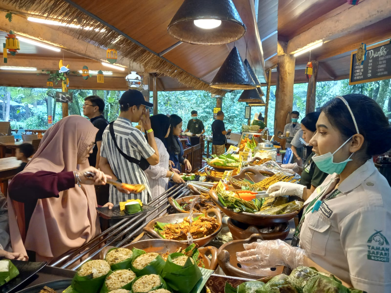 Kulineran Sunda di Safari Kuring Taman Safari Bogor, Ada Nasi Timbel hingga Sate Maranggi!