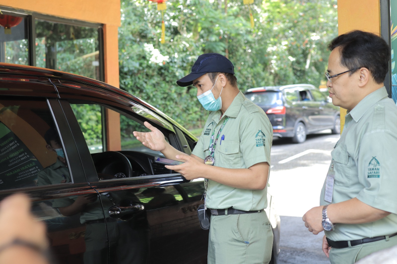 Pengunjung saat recheking booking online di loket masuk Taman Safari Bogor. (*)