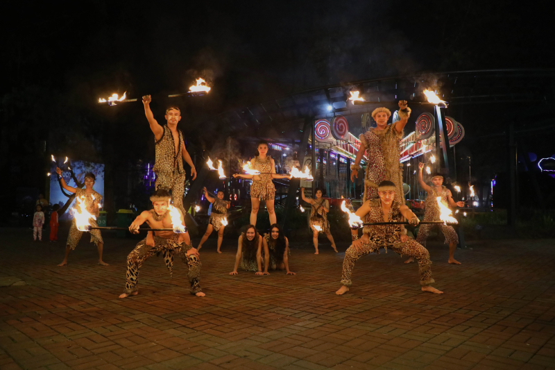 Fire Dance Show saat Safari Malam di Taman Safari Bogor. (*)